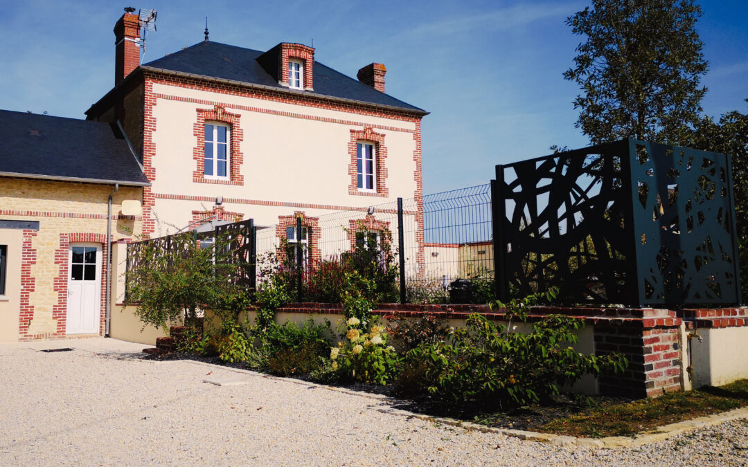 Un jardin avec vue sur la campagne